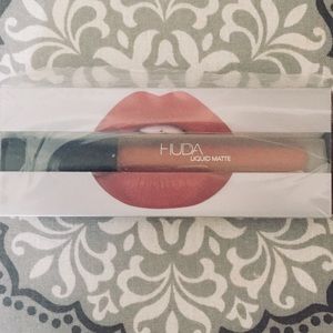 Huda Beauty Bombshell liquid matte lipstick